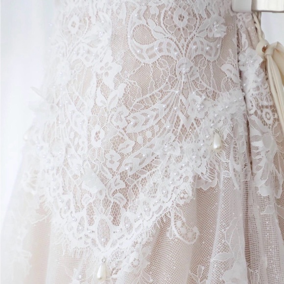 Elegant Lace Wedding Dress - Picture 4 of 7
